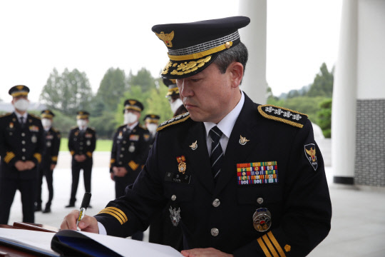 10일 임명된 윤희근 경찰청장이 윤석열 대통령으로부터 임명장을 받은 후 서울 동작구 국립현충원을 찾아 참배한 뒤 방명록을 작성하고 있다.  [경찰청 제공]